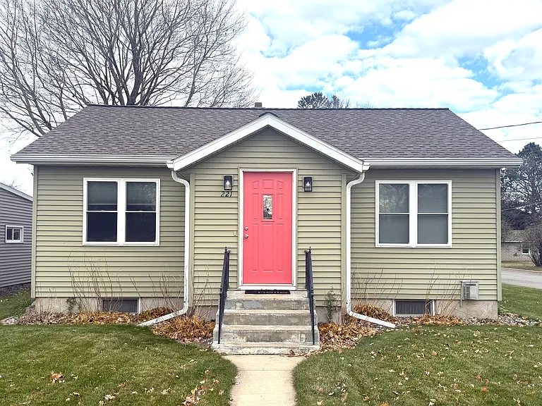221 E Minnesota St — Photo 1