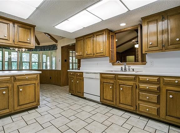 4th image of 2466 Lakeview Cir