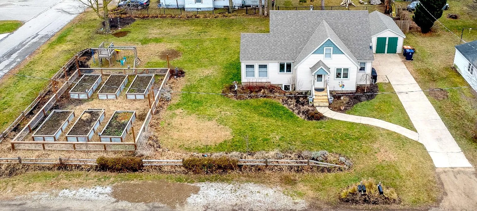 439 Plasman Ave photo 1