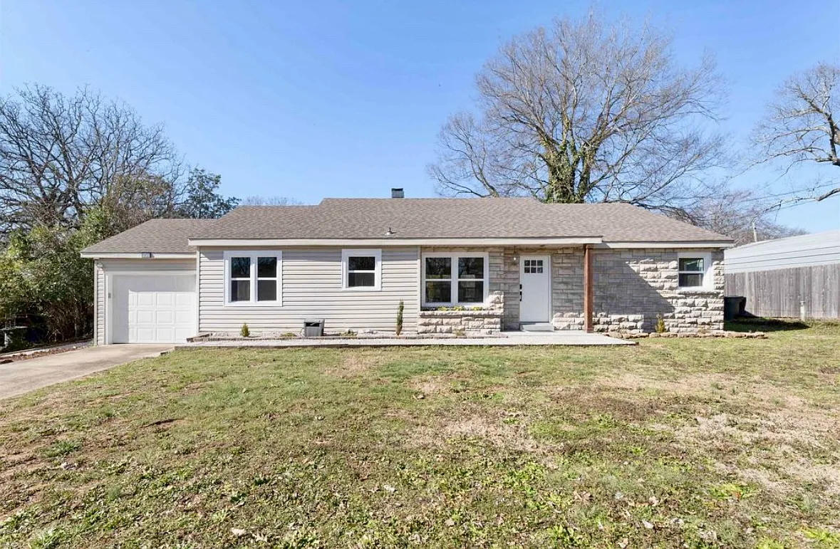 1033 N Pine St — Photo 4