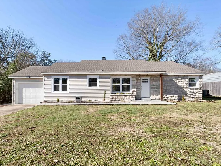 1033 N Pine St — Photo 4