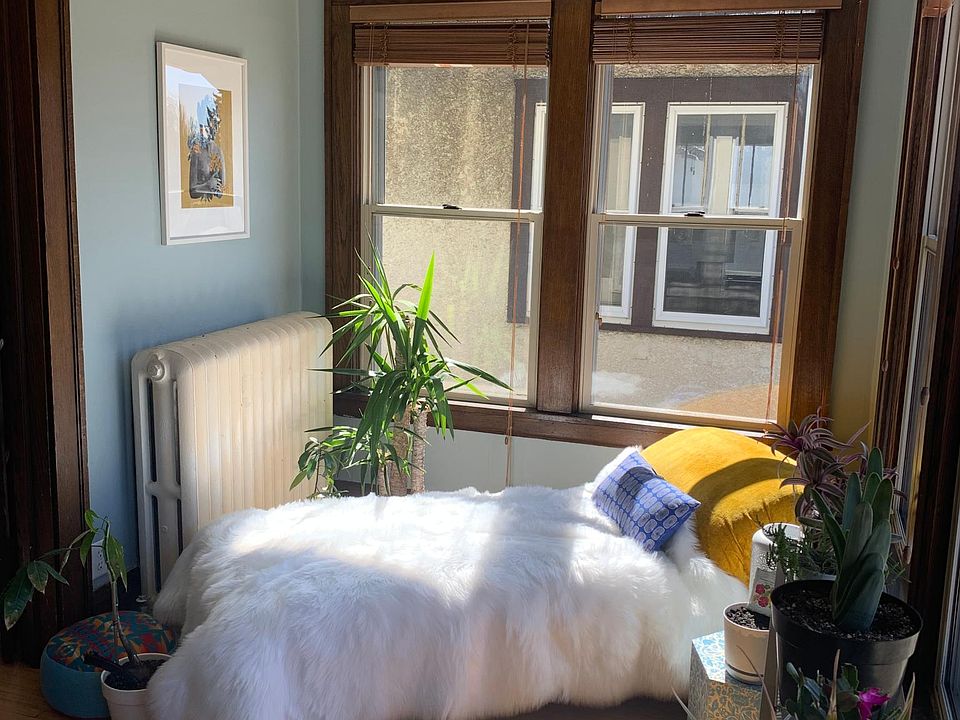 Quiet 2nd floor unit with wood floors, lots of windows, great natural light!