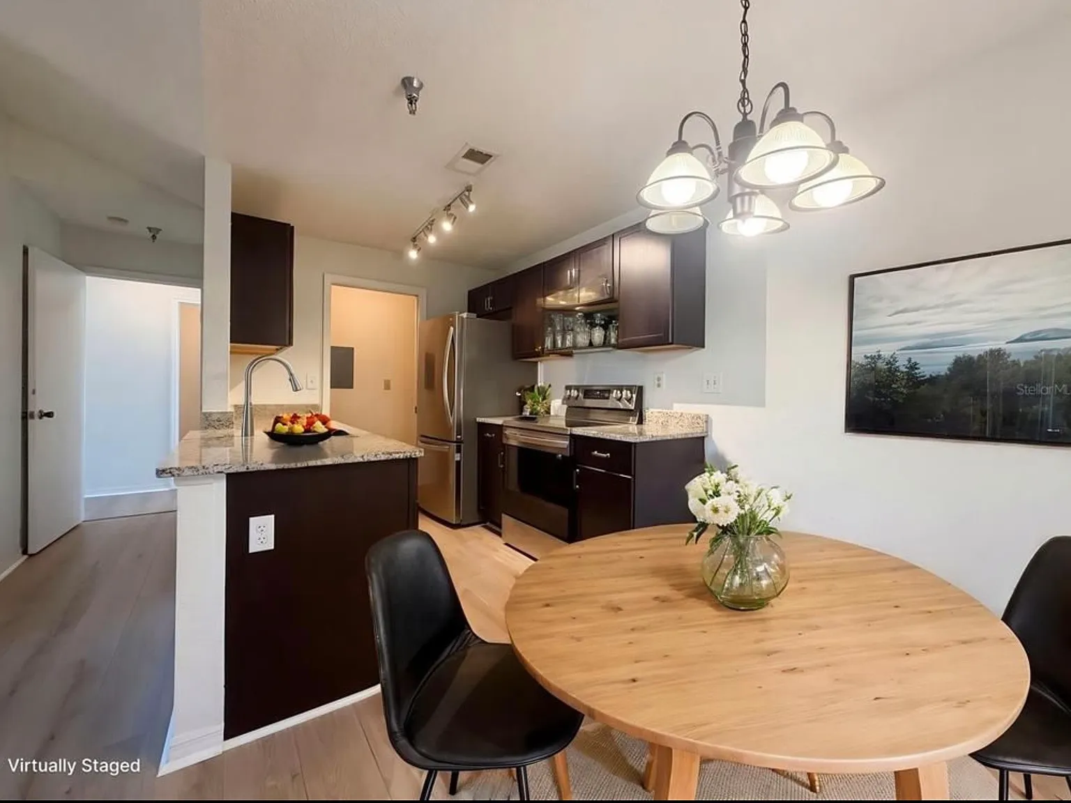 2 bed, 1028 sqft, $1,900 — Photo 3
