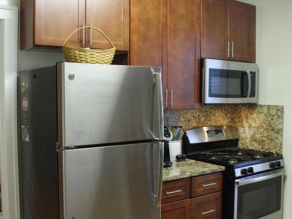 4th image of 3343 N Leavitt St APT 1