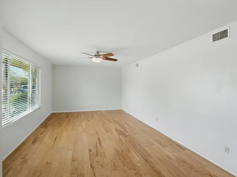 1306 W 12th St — Photo 14