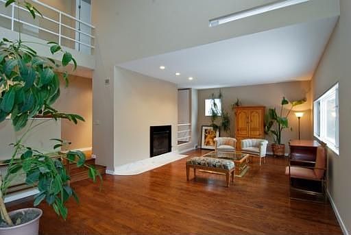 2nd image of 725 Washington Ct