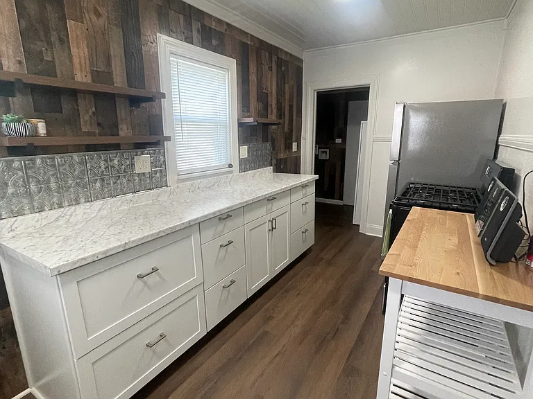 314 W College St — Photo 11