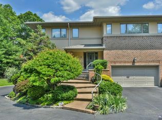 17 Fox Run Rd, Allendale, NJ 07401