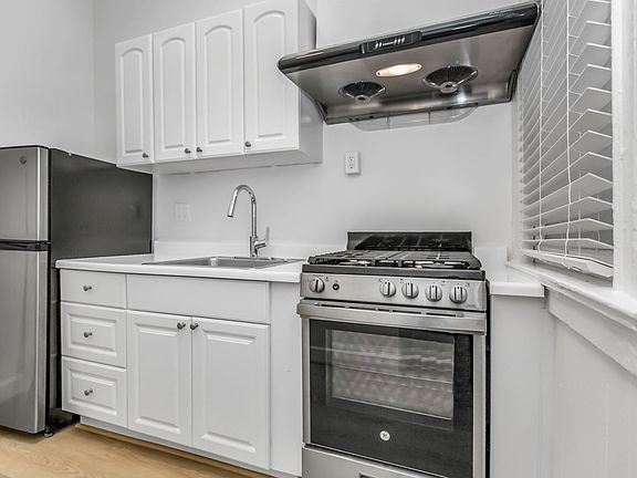 4th image of 1585 Waller St #1587