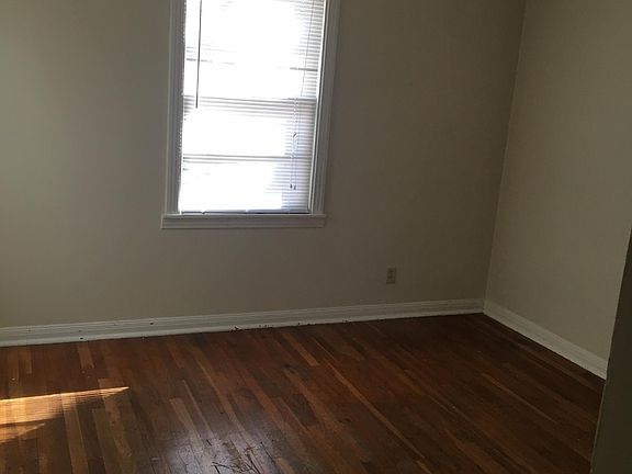 3rd image of 701 Oak Hill Dr