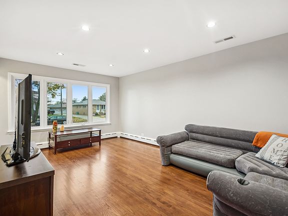 3rd image of 4027 Goss Ave