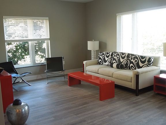 3rd image of 1809 N Cambridge Ave APT 504