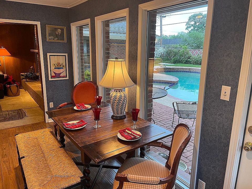 Breakfast nook pool view