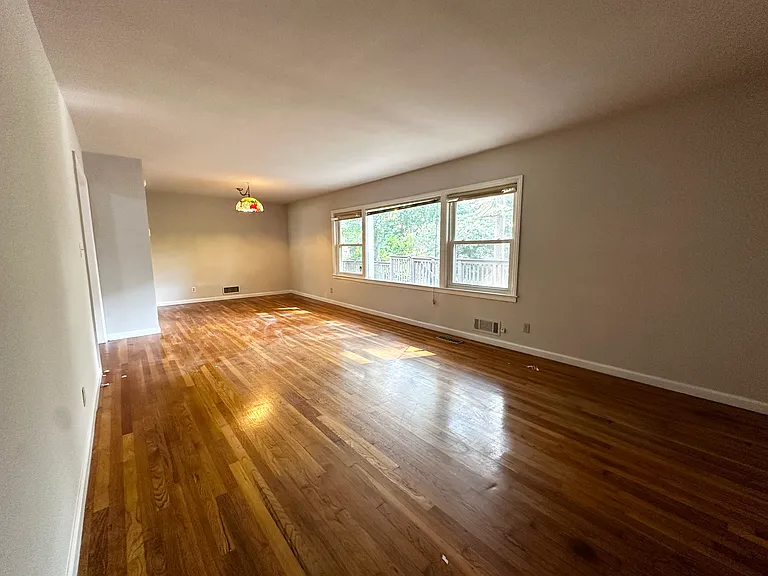 538 N Superior Ave — Photo 8