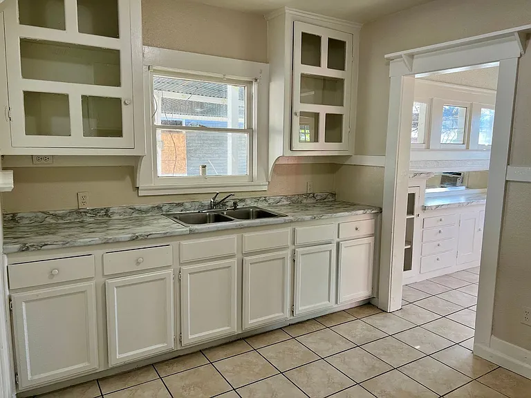 1042 N Harrison Ave — Photo 6