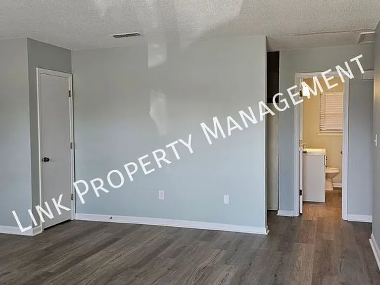 900 Peppermill Rd — Photo 9