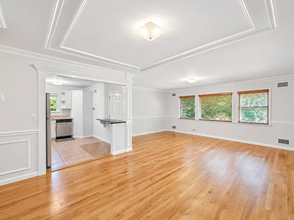 18 Hillcrest St, Huntington, NY 11743