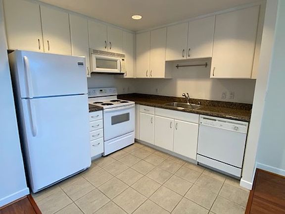 4th image of 260 King St Unit 569