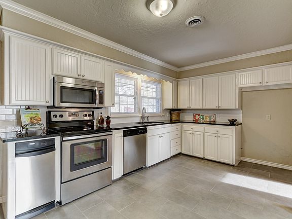 2nd image of 2809 Manchester Dr