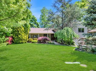 44 Fernwood Ln, Roslyn, NY 11576