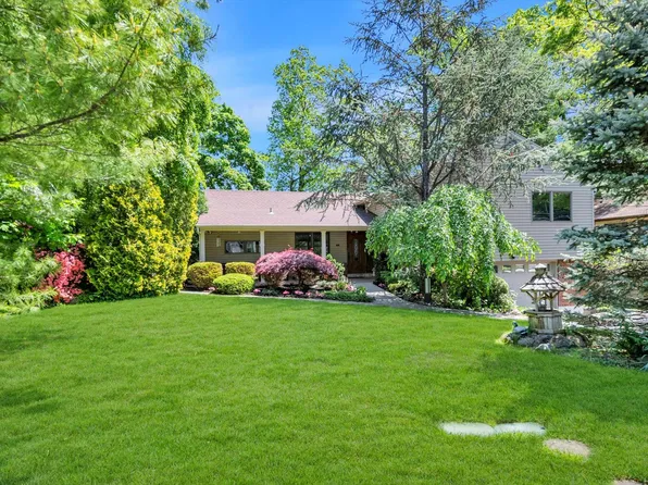 44 Fernwood Lane, Roslyn, NY 11576