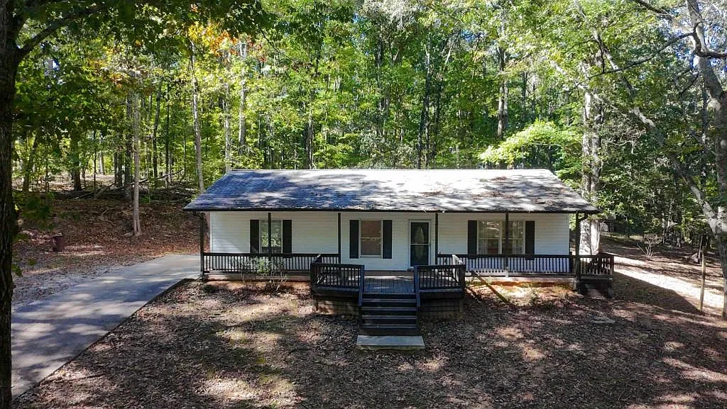 3 bed, 2.0 bath, 1700 sqft, $2,350 — Photo 1