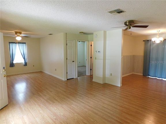 5th image of 860 Willow Ln W