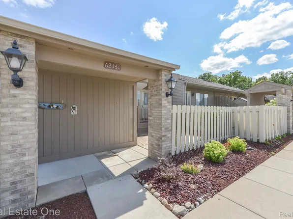 62340 Arlington Cir Unit 2, South Lyon, MI 48178