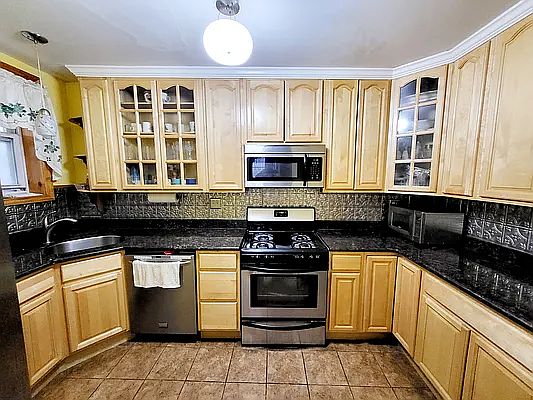2nd image of 1098 Carroll St