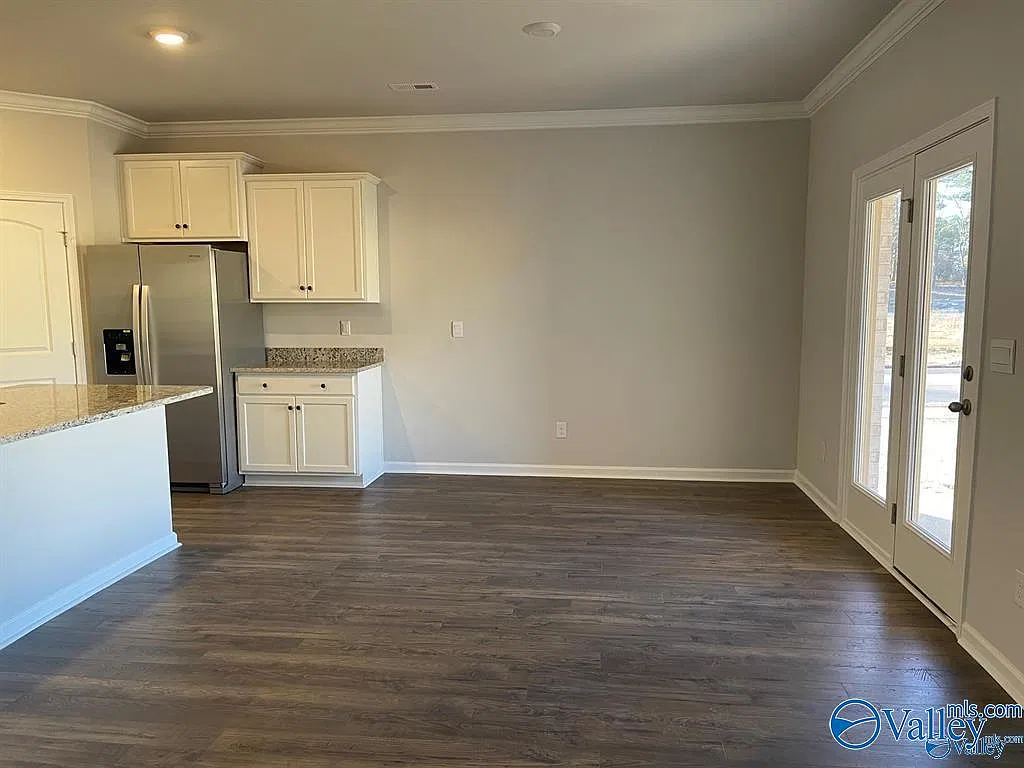 4 bed, 2.0 bath, 1859 sqft, $1,930 — Photo 3