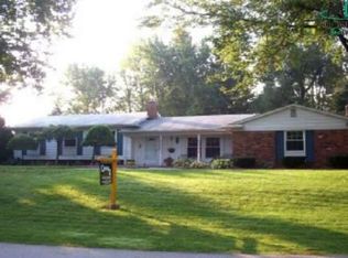 896 Fieldstone Dr N, Rochester, MI 48309