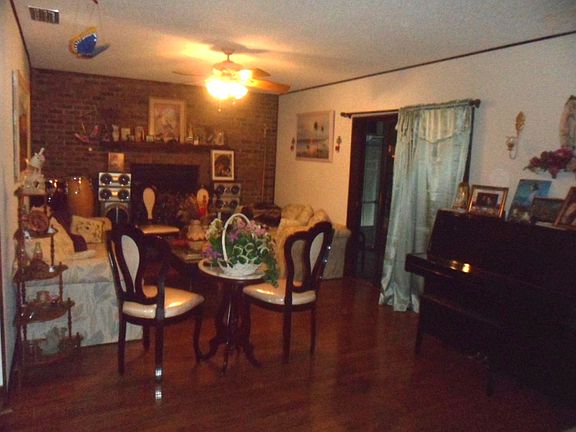 3rd image of 1050 Salsona Ave