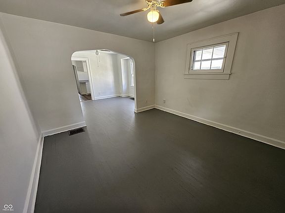 3rd image of 1533 E Legrande Ave
