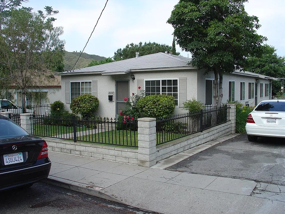 10157 Fernglen Ave