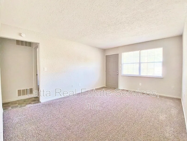 3 bed, 2.0 bath, 1200 sqft, $1,050 — Photo 3