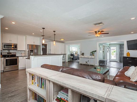 4th image of 8709 Elmwood Ln