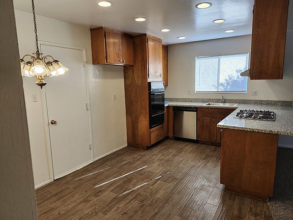 2nd image of 1827 Mission Dr