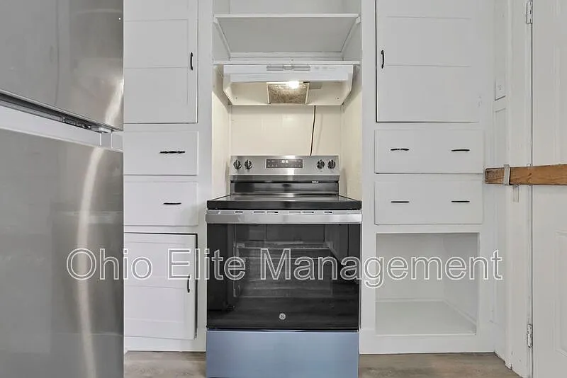 3 bed, 1.0 bath, 1144 sqft, $1,240 — Photo 1