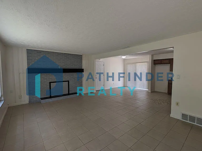 404 W Sherry Dr — Photo 2