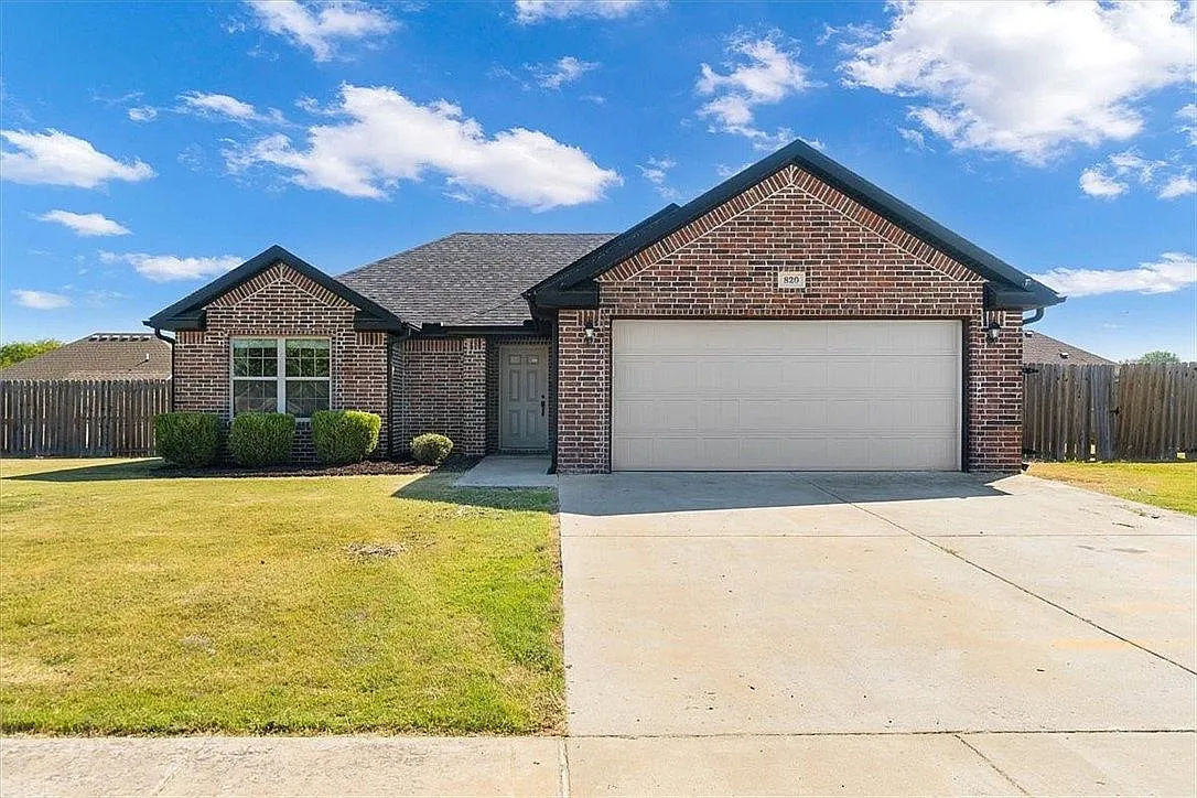 3 bed, 2.0 bath, 1365 sqft, $1,219 — Photo 2