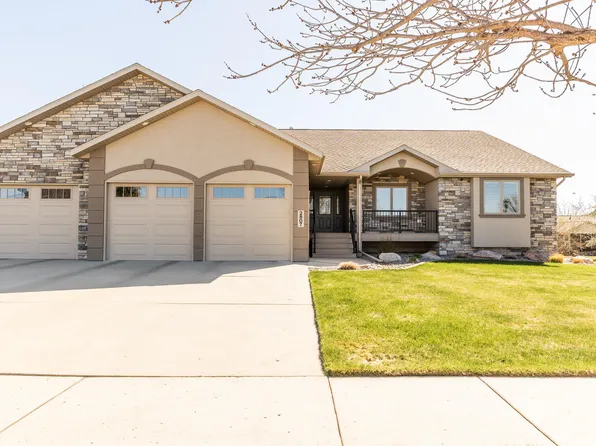 2807 Promontory Dr, Bismarck, ND 58503