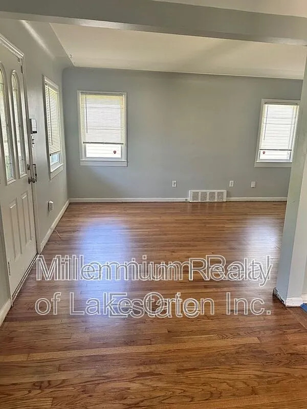 3 bed, 1.0 bath, 960 sqft, $1,500 — Photo 3
