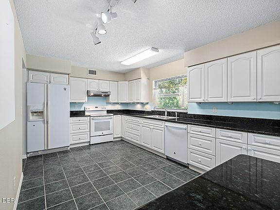 3rd image of 5902 Kendrew Dr