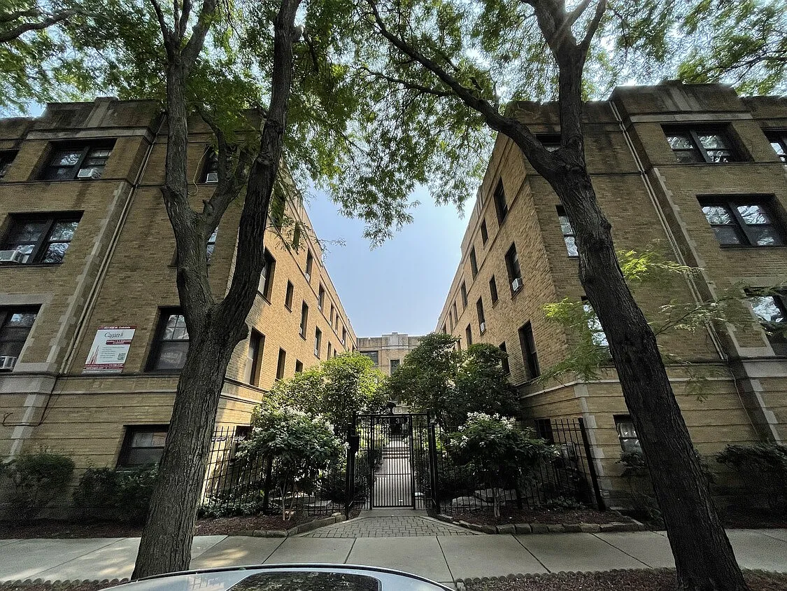 931-39 West Oakdale Apartments — Photo 2
