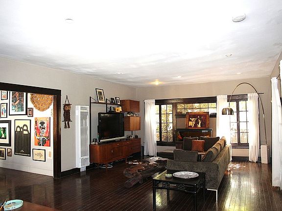 3rd image of 2615 Scott Ave