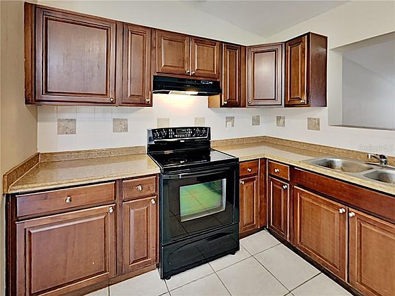 4th image of 1020 Leisure Ave