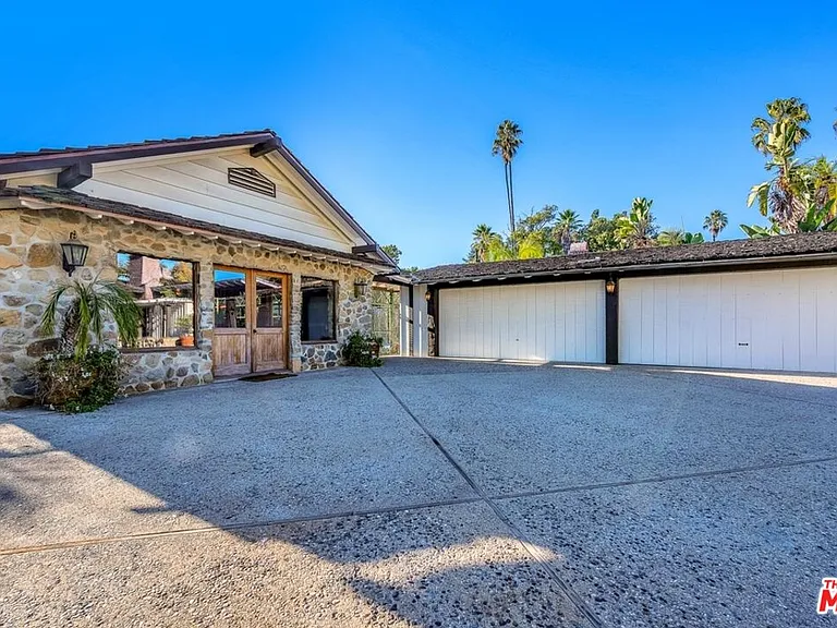 829 N Whittier Dr — Photo 38
