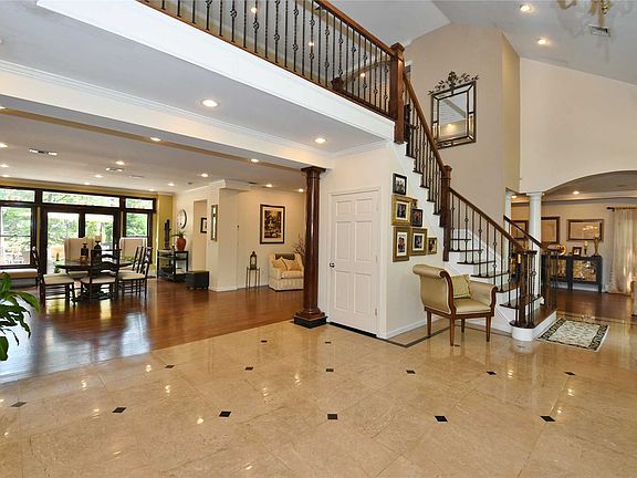 4th image of 10 Burrwood Ct