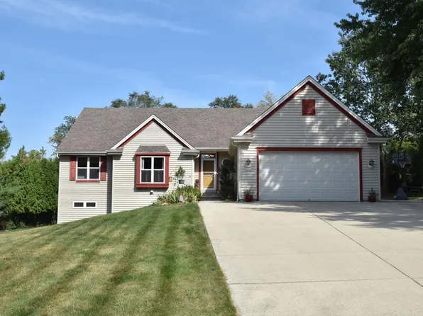 3530 South Woodland COURT, New Berlin, WI 53146