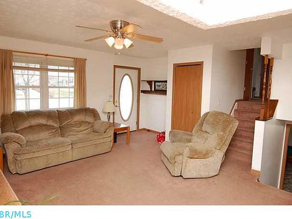 Living Room: 16'x16'
